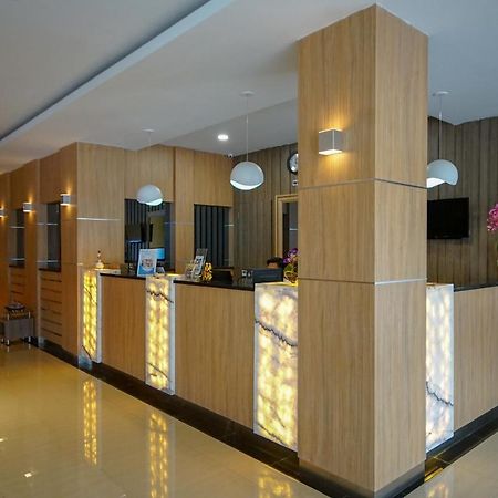 Oyo 344 Kr Hotel 巨港 外观 照片