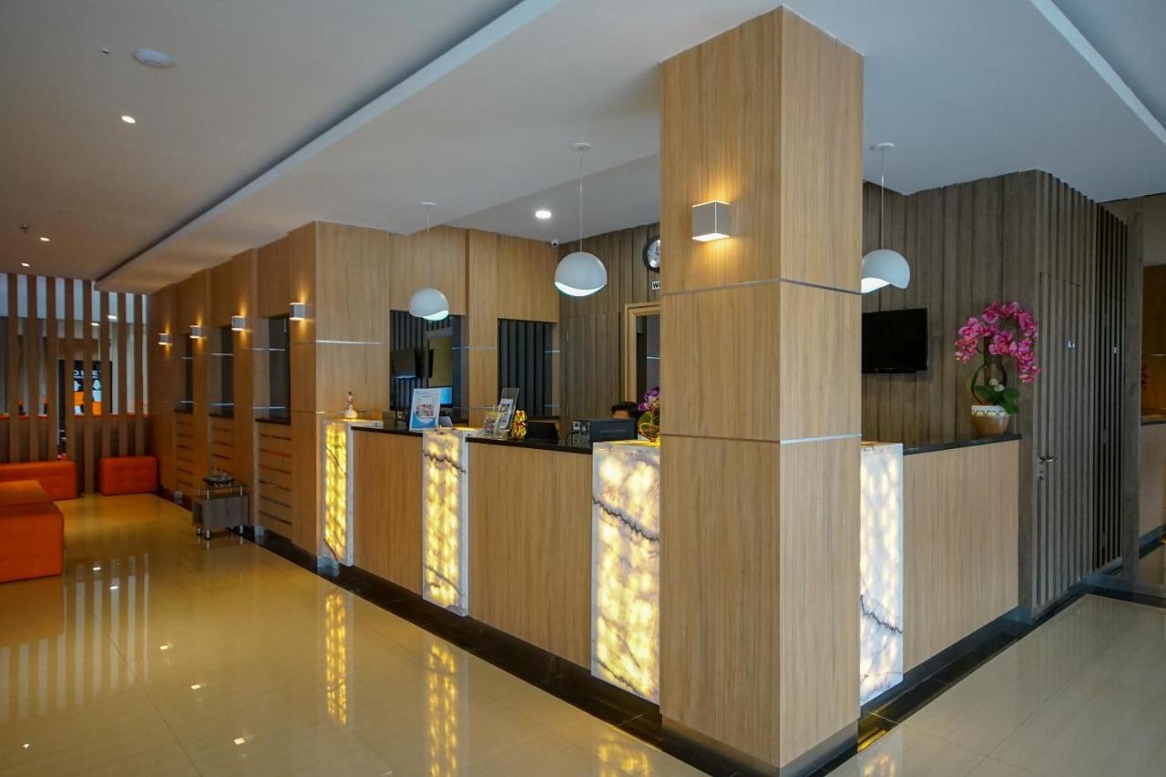 Oyo 344 Kr Hotel 巨港 外观 照片