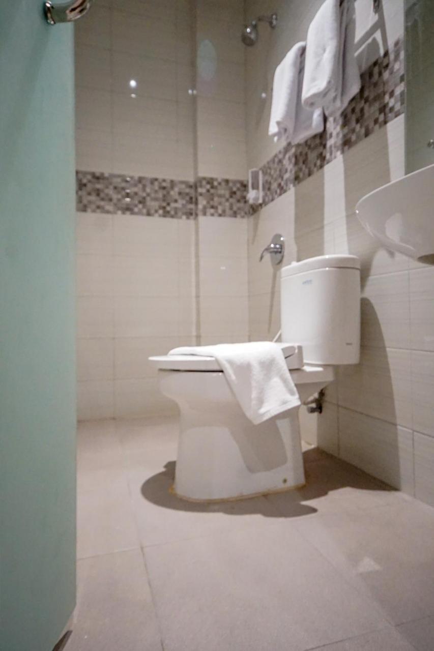 Oyo 344 Kr Hotel 巨港 外观 照片