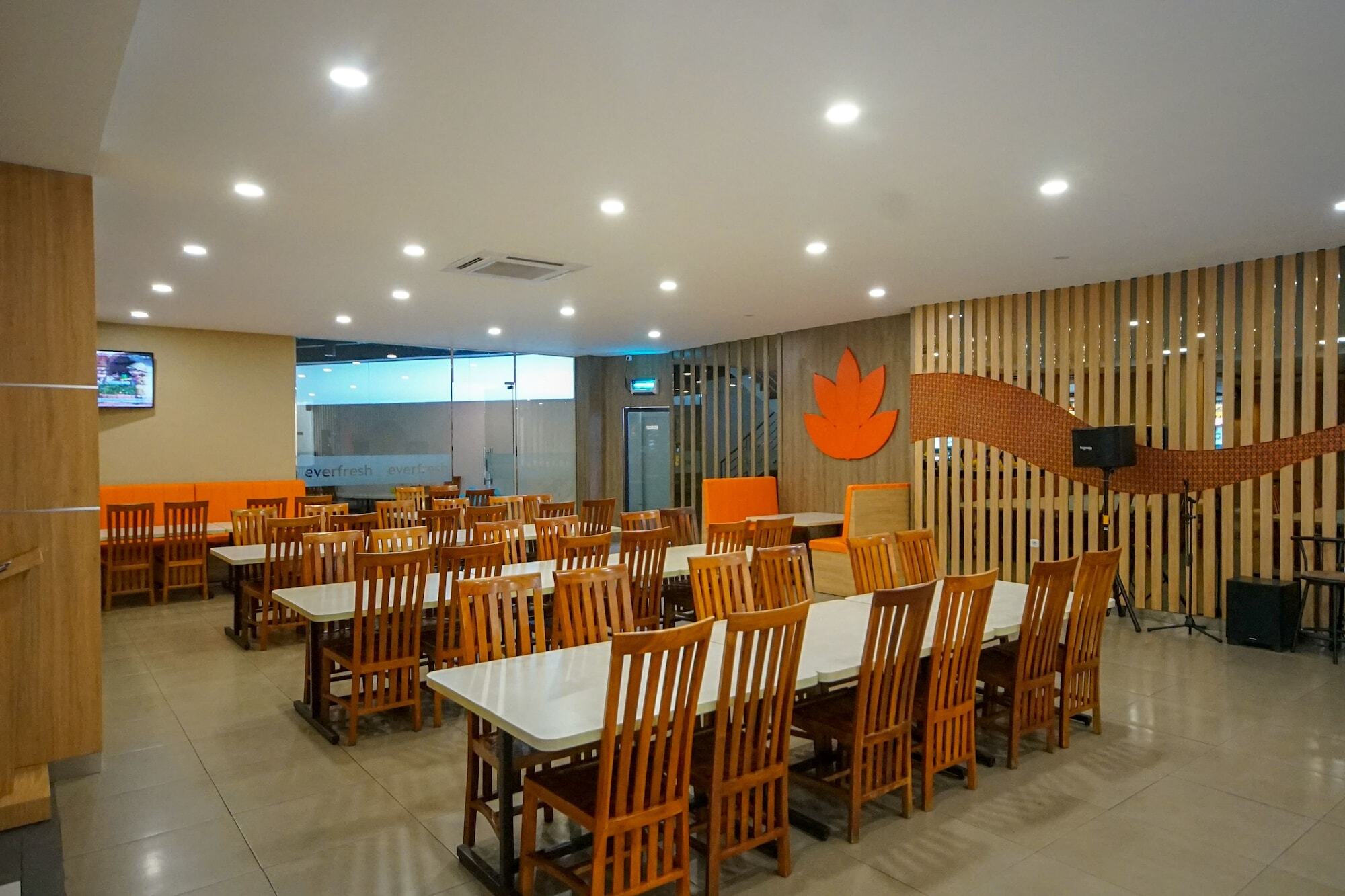 Oyo 344 Kr Hotel 巨港 外观 照片